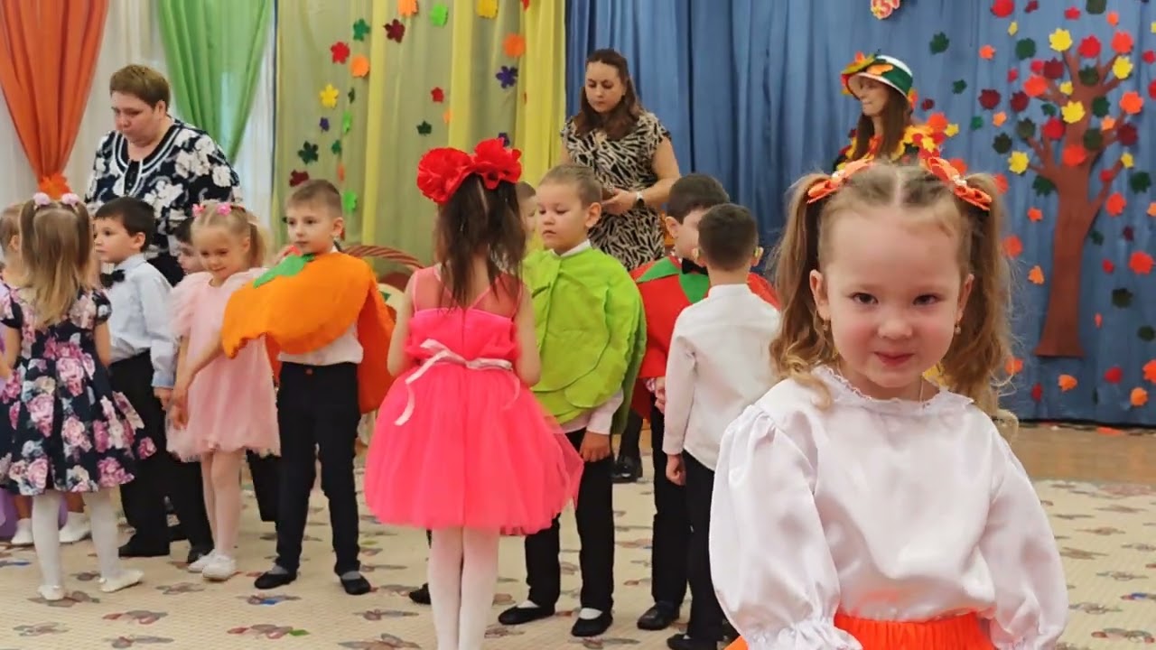 Лиза на утреннике в саду осень