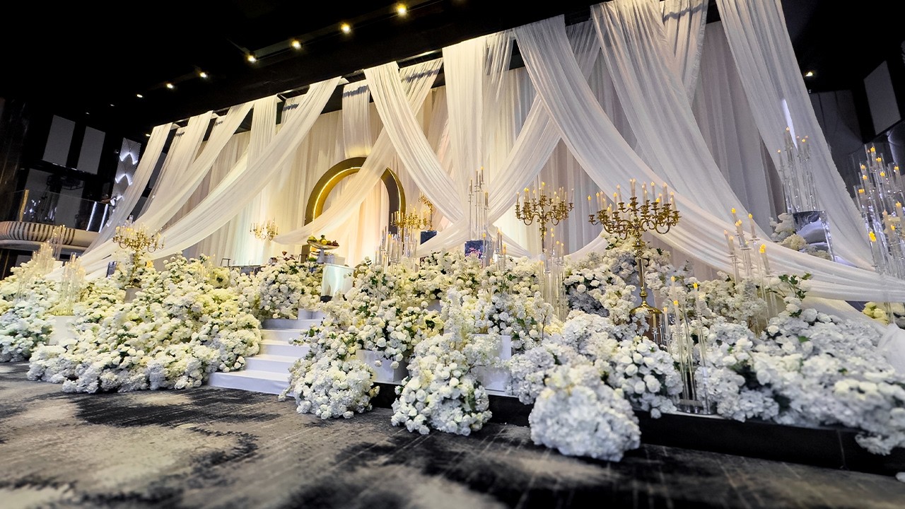 You’ve Never Seen a Venue Transformations Wedding Like This… A Million Roses? Just Mon Amie Magic💍