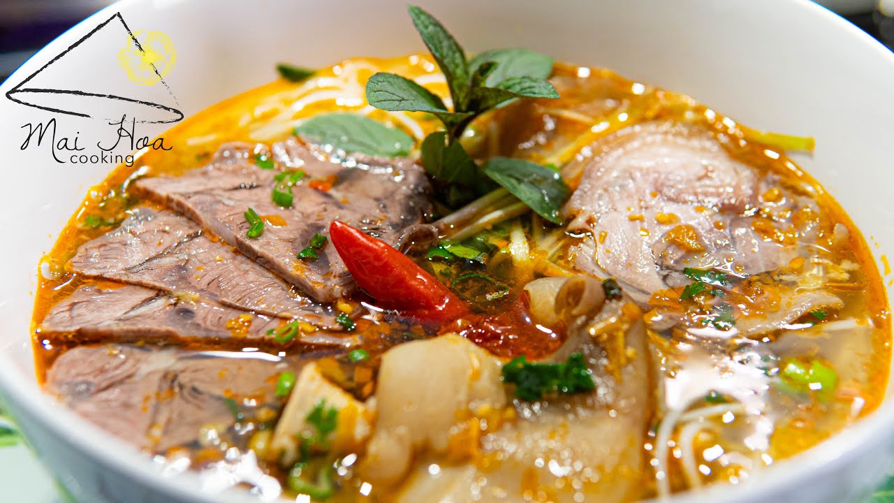 Bún bò Huế/ Bún bò giò heo ngon chuẩn vị với cách nấu đơn giản | Mai Hoa Cooking #27