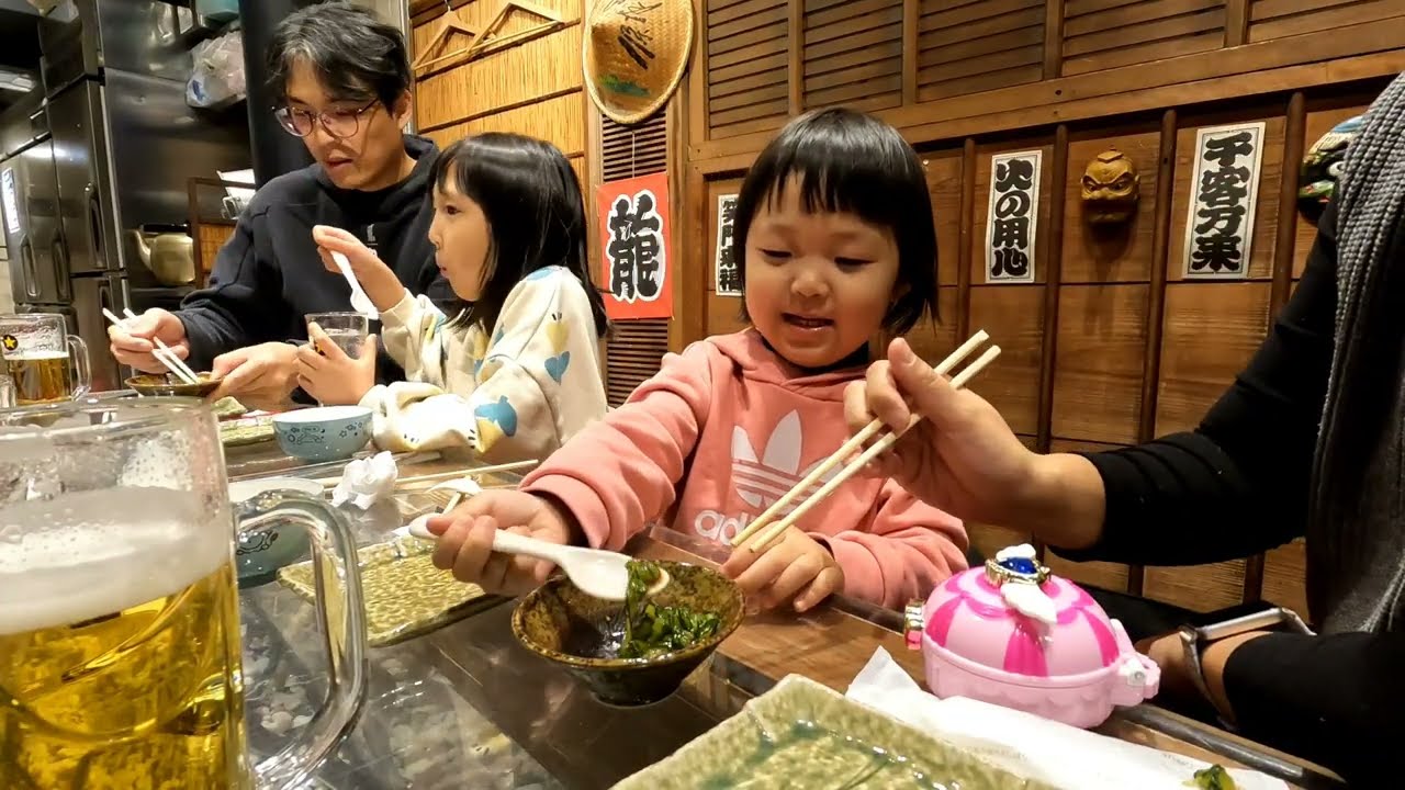 식탁안에 장어보믄서 나마비루 마시기