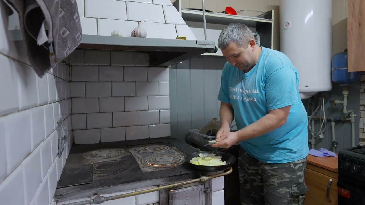 Jarek robi podlaskie chipsy szybki i łatwy przepis na syty obiad Gienek i Andrzej Rolnicy z Podlasia