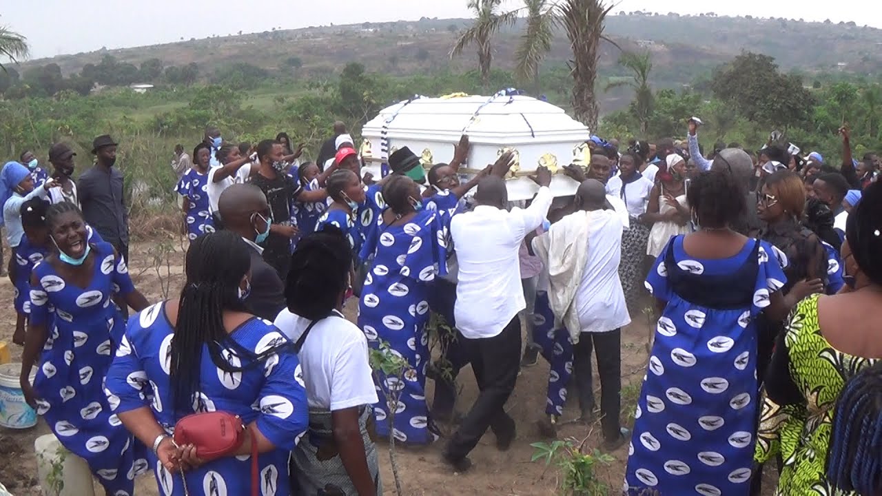 Les funérailles de Bernard MPIAKA alias DESOIN membre de la chorale Tanga ni Tanga à Brazzaville