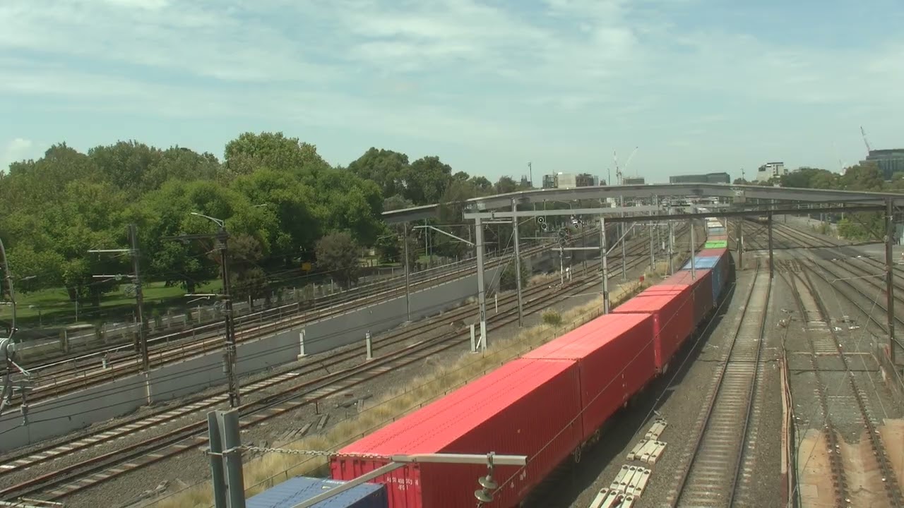 VL353 G515 on Freight near Richmond