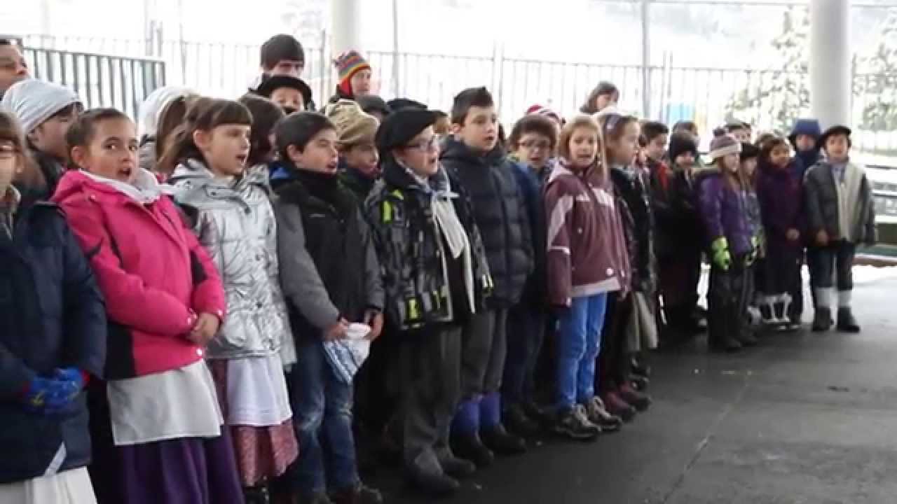 ERGUIN HERRI ESKOLAKO HAURREK SANTA AGEDARI ABESTEN