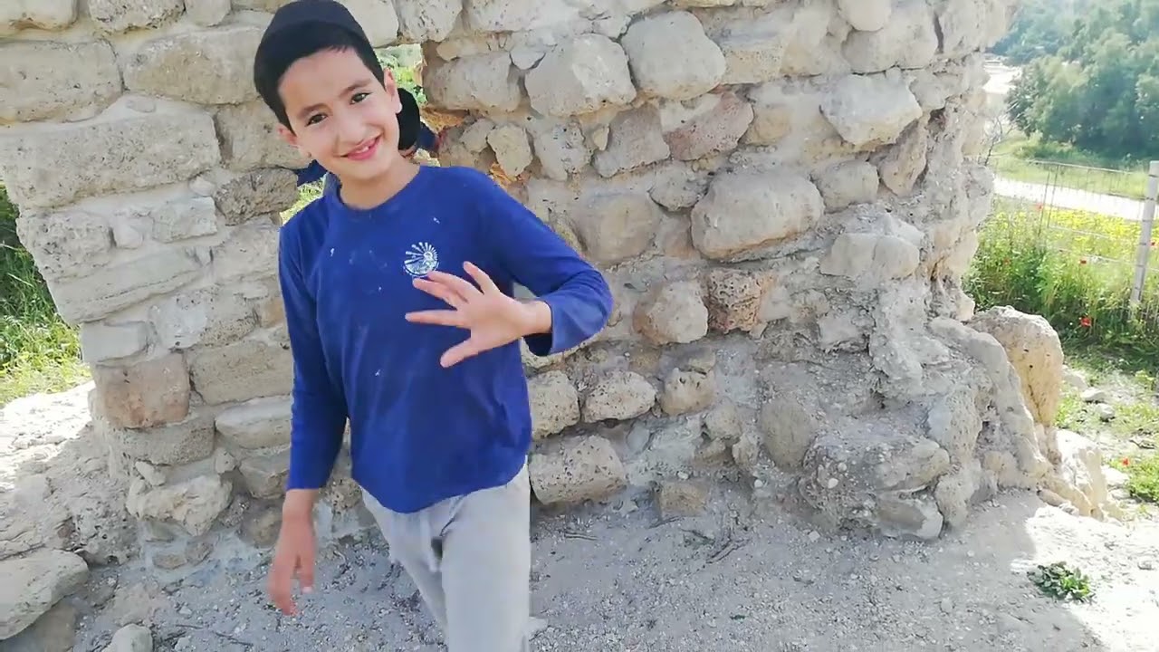איתי ועילאי מטיילים - גן לאומי תל אשקלון