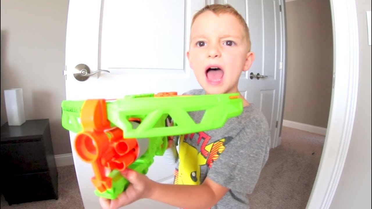 FATHER SON ZOMBIE NERF BLASTER! / Crossbow Rotating Barrel!
