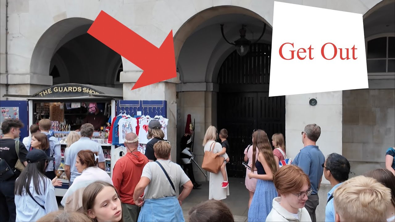 Get Out!!! Disrespectful Tourists Did This And The King’s Guard Warned Them , Don’t Do It!!!