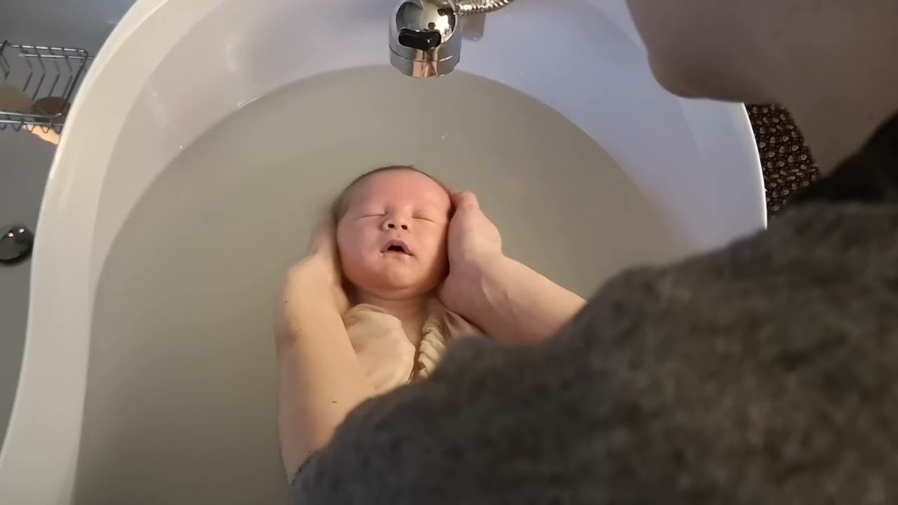 Bain enveloppé du nouveau-né
