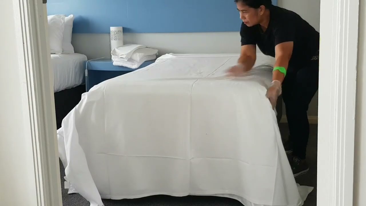 Resort house keeper: room service 