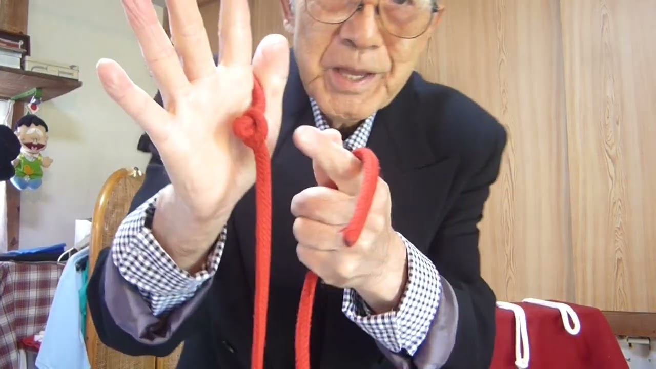 シニアの手品教室№111★➂結び目の移動　後編★簡単即席マジック№279結び目が本当に移動したように見える藤山新太郎師のレクチャーノートを参考にしました。