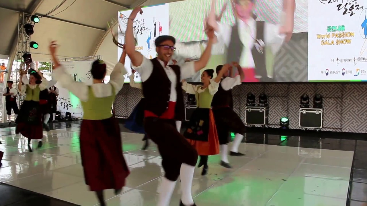 Il Gruppo Folk Gazzara di Caltavuturo al debutto del Danoje Festival