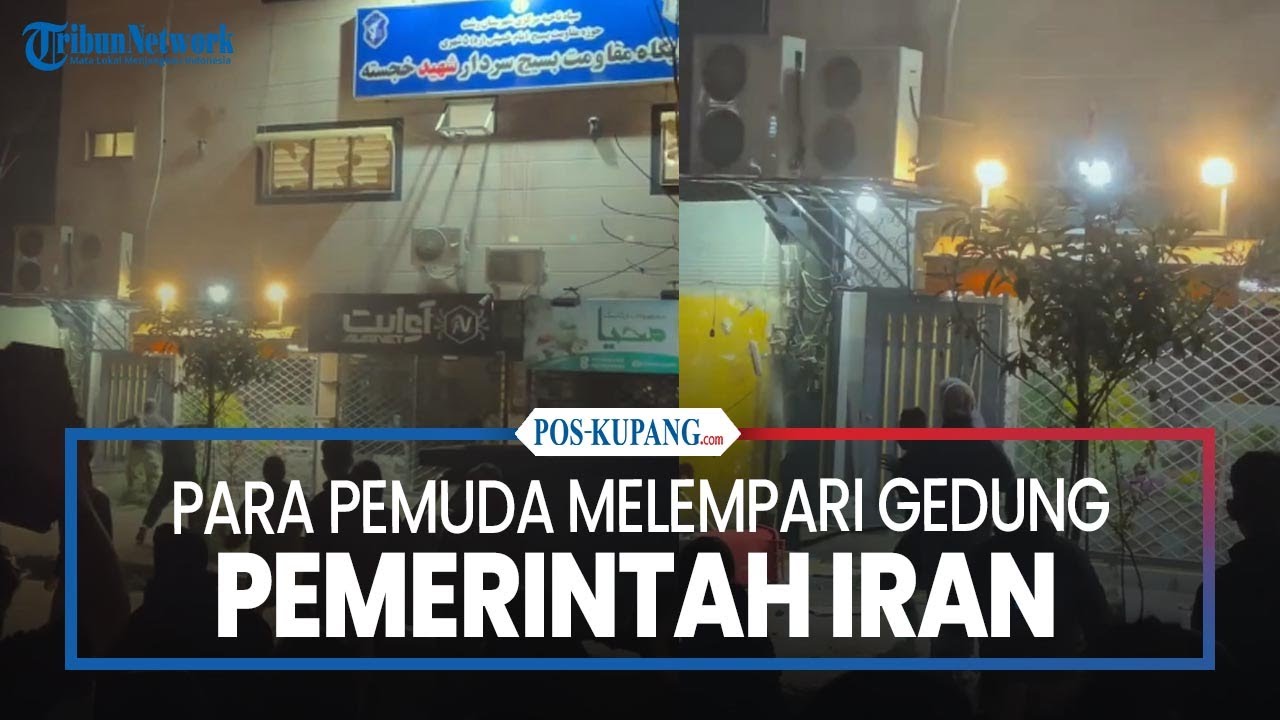 Para Pemuda Melempari Gedung Pemerintah Iran
