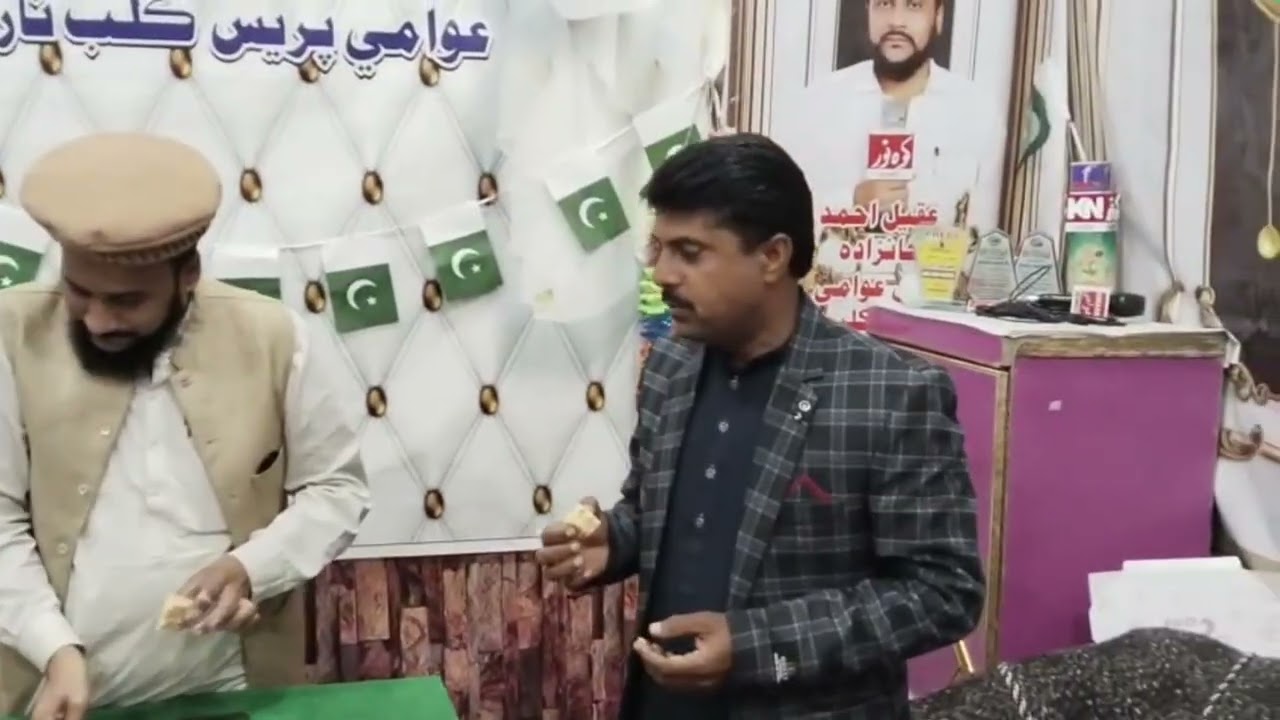 ​آج عوامی پریس کلب ٹھاروشاہ پر بابائے قوم قائد اعظم محمد علی جناح کی 149 ویں سالگرہ کا کیک کاٹا گیا.