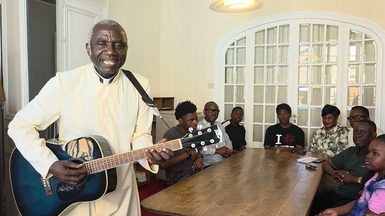 Abbé Jean-Pierre Makamba interprète deux morceaux de ses compositions. 🎤🎶 #Musique #Artiste #RDC 