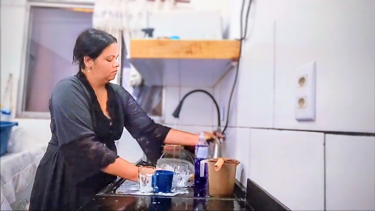 CAOS NO LAR :PILHAS DE ROUPA E PIA LOTADA