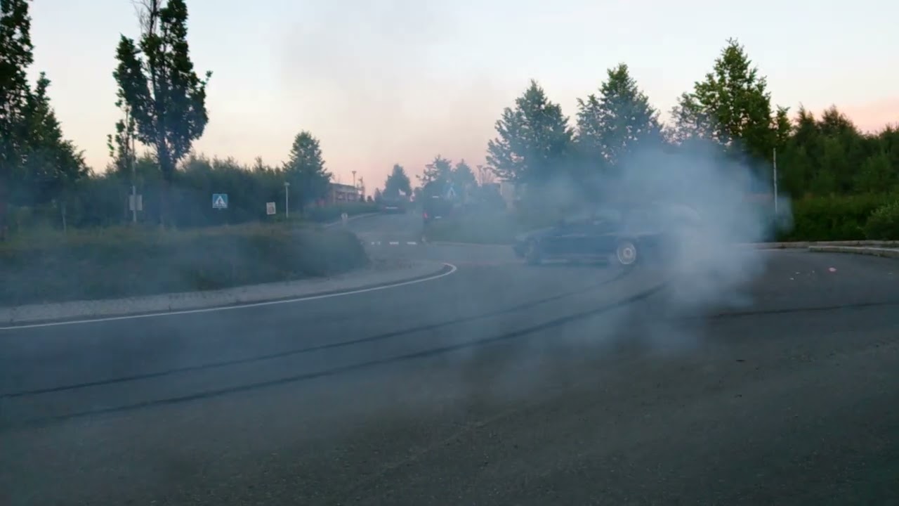 BMW E34 M5 touring roundabout drift