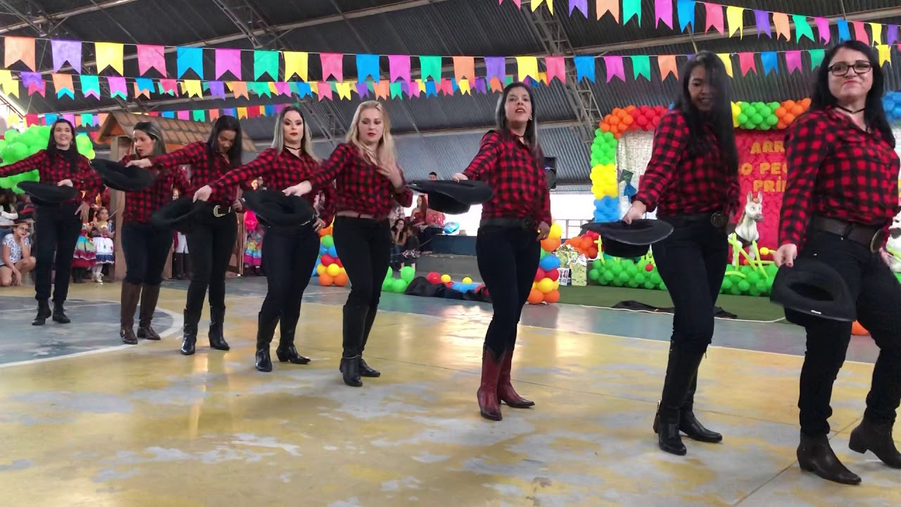 Dança Country das professoras na festa julhina da Escola Pequeno Príncipe