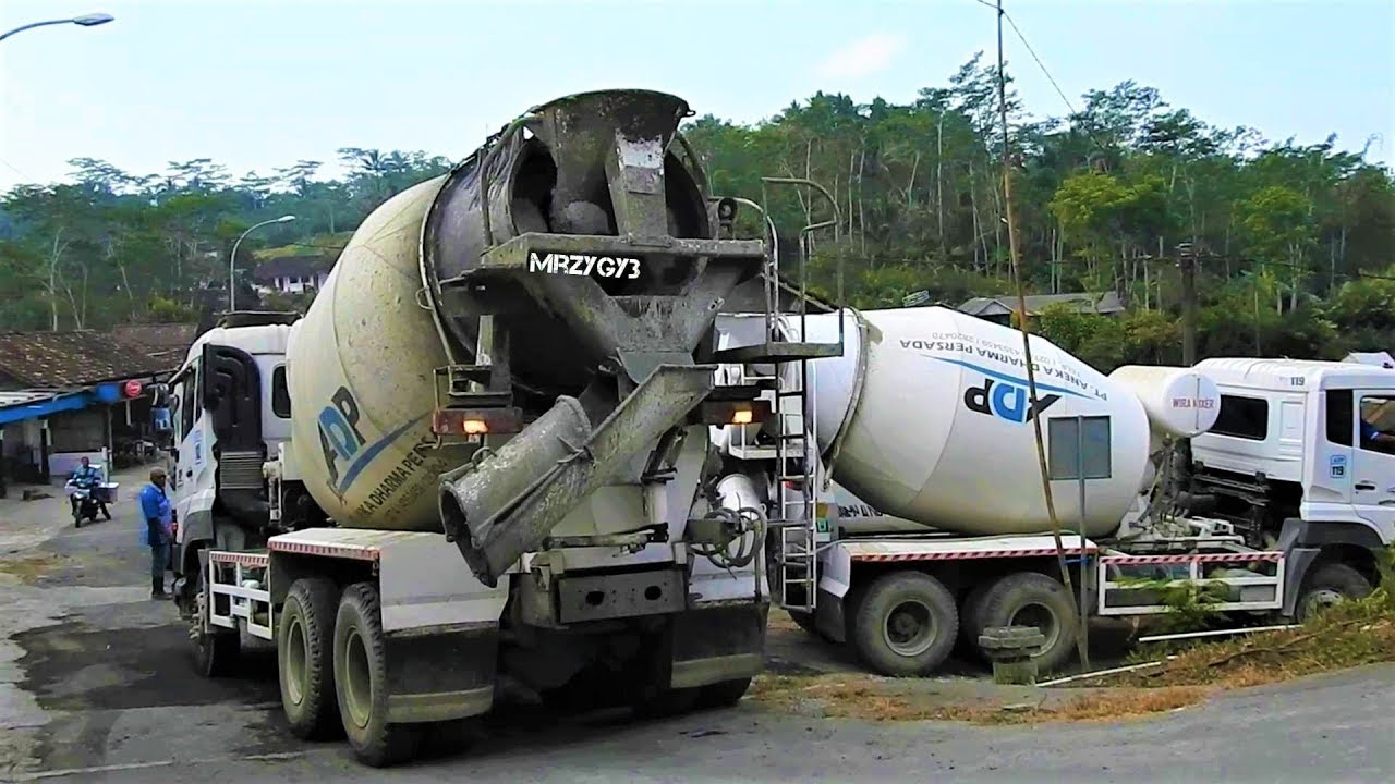 Ready Mix Cement Truck Concrete Delivery For The Road Paving