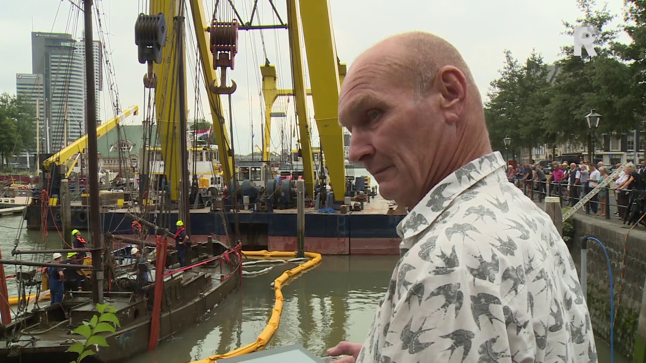 Gezonken historisch zeilschip uit Veerhaven gelicht