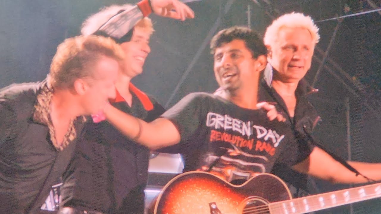 Green Day in Dubai 2025- Time of Your Life,  Singing with a Fan