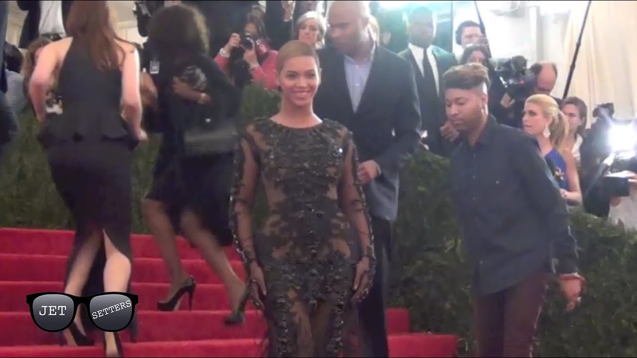 Beyonce Knowles flashes a huge smile as she walks the red carpet at the 2012 Met Gala