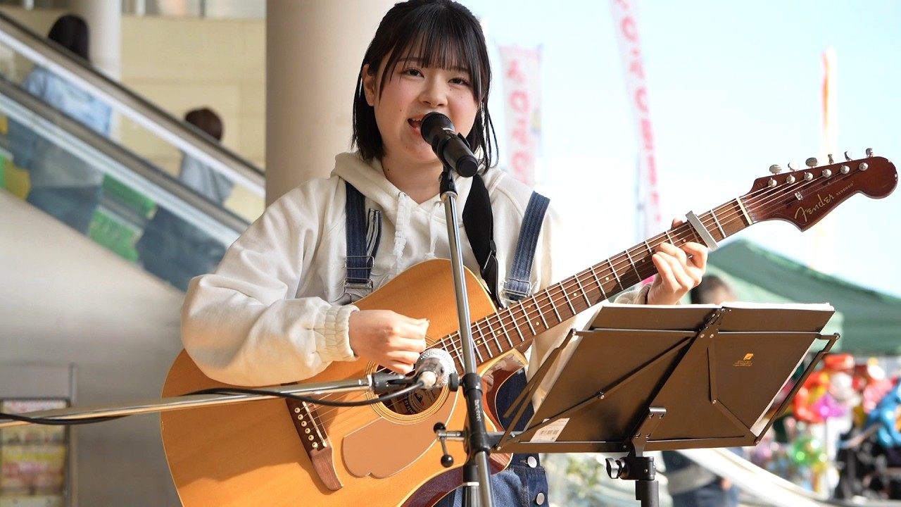 「あったかいんだからぁ♪ / クマムシ」を歌う女の子。