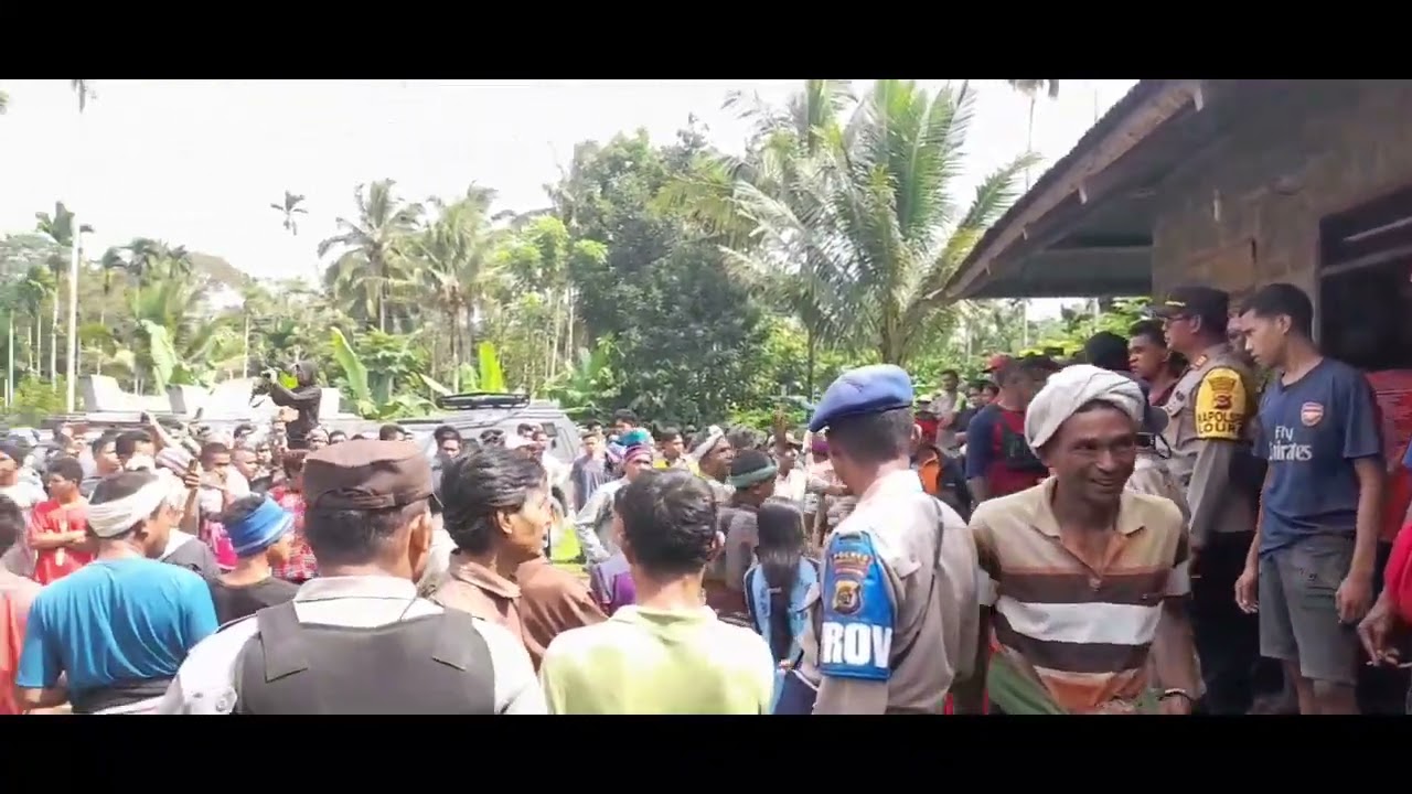 anggota polres Sbd , melakukan pengamanan pembongkaran rumah di desa tanggaba sumba barat daya