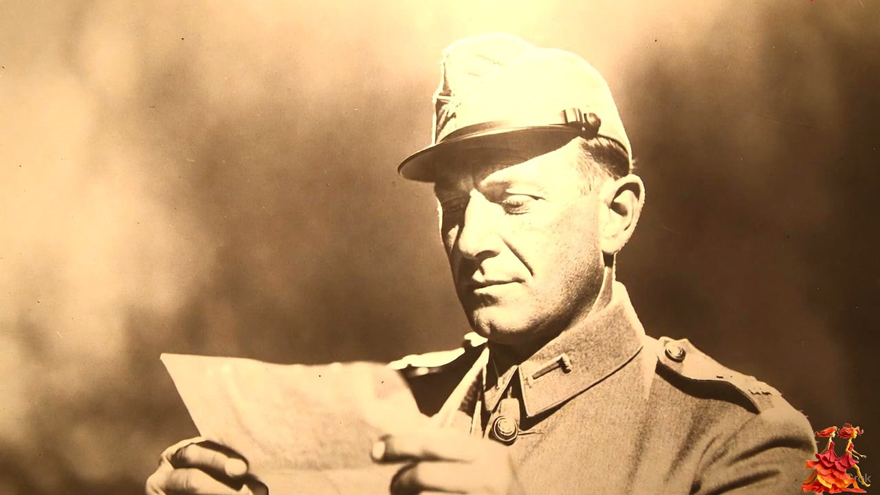 Photo 1915 : Le Soldat Embrasse une Lettre qui Arrivera 20 Ans Après sa Mort