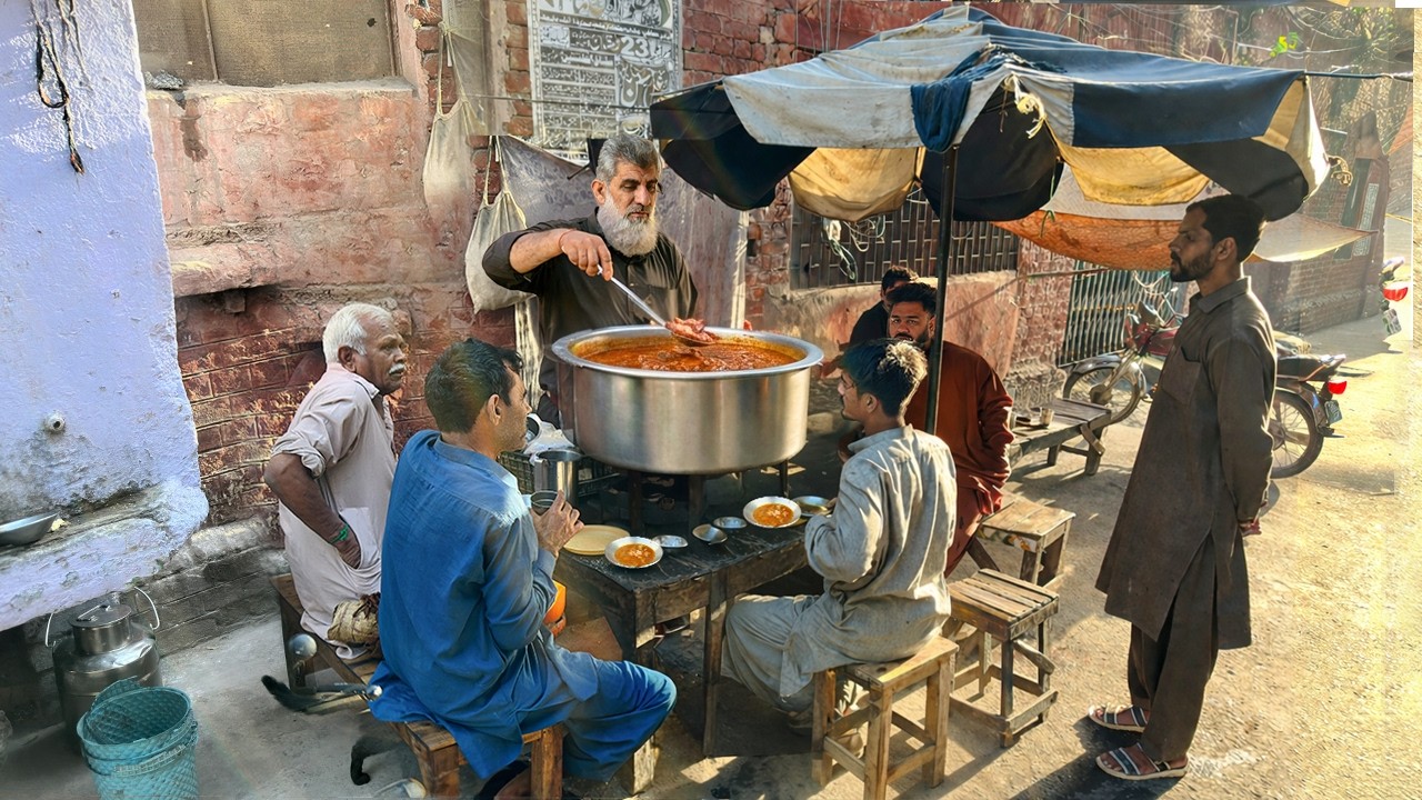 1000 WORKERS EAT RS 50 DESI BREAKFAST INSIDE LAHORE'S SHOE MARKET EVERY DAY!🤤 PAKISTAN STREET FOOD🇵🇰