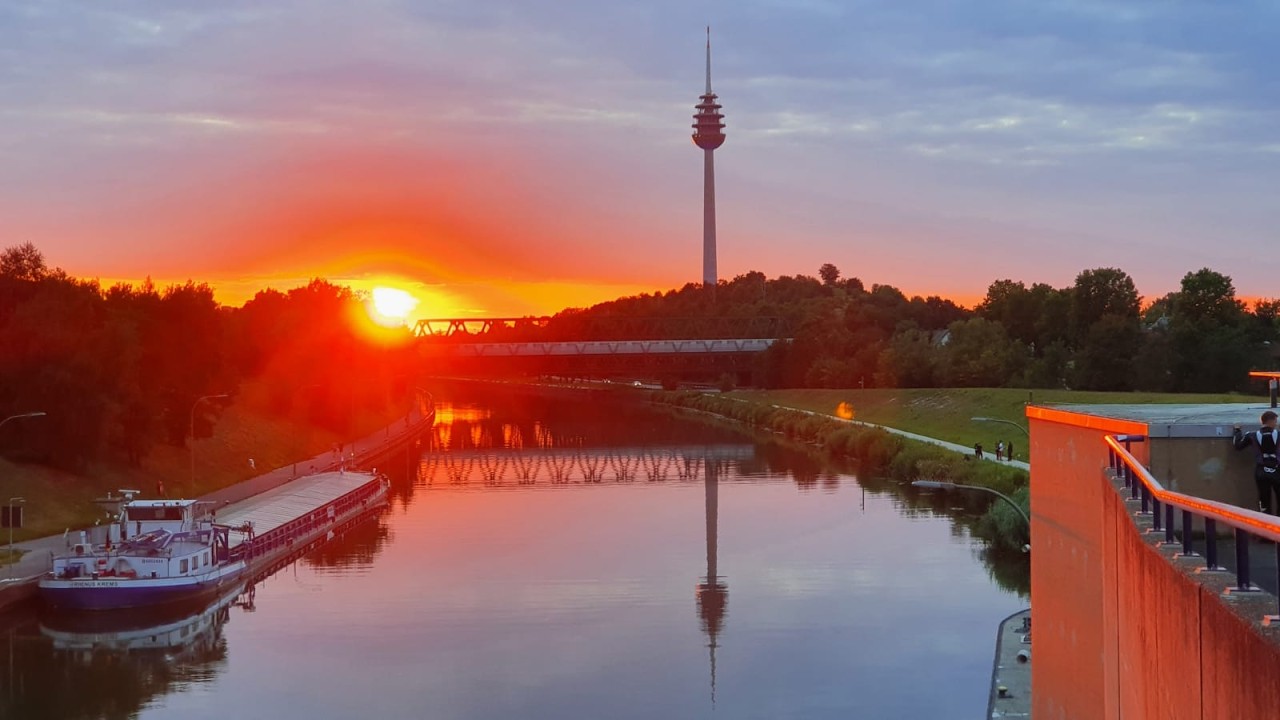 Fernmeldeturm N&uuml;rnberg mit Leuchtfeuer