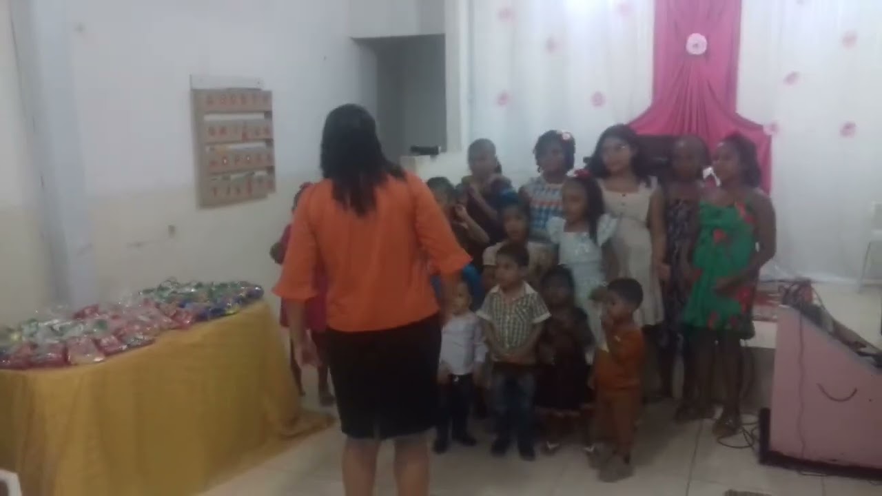 A Tia Liliane louvando a Deus com as crianças em feira de Santana Bahia 