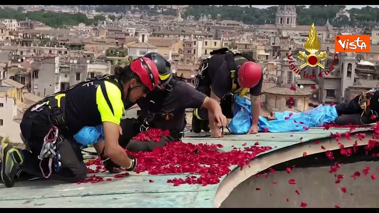 Pentecoste, ecco il lancio di petali di rose al Pantheon