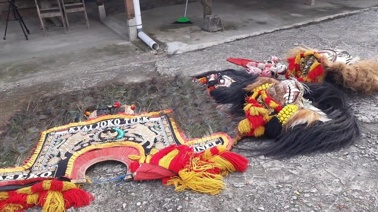 Barongan MasEko Channel dan Reog Ponorogo Dijemur