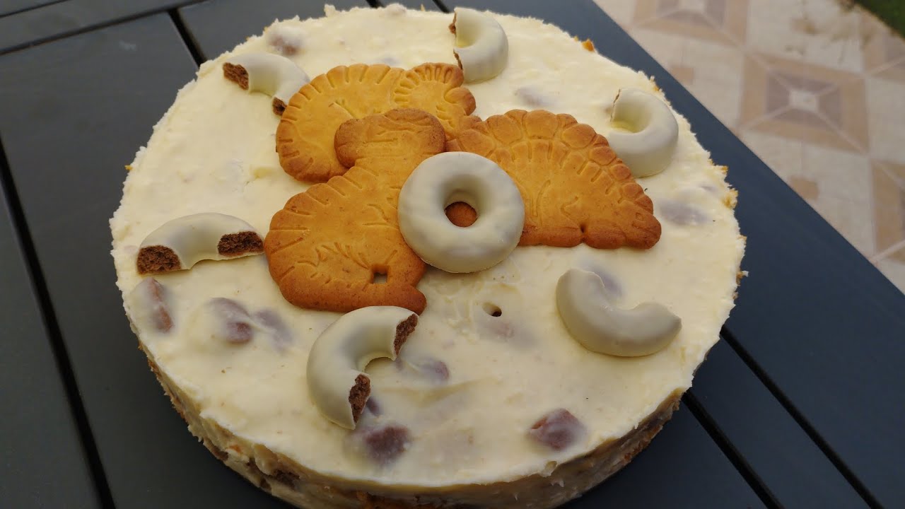 Tarta de filipinos blancos y galletas dinosaurios.  RIQUÍSIMA.