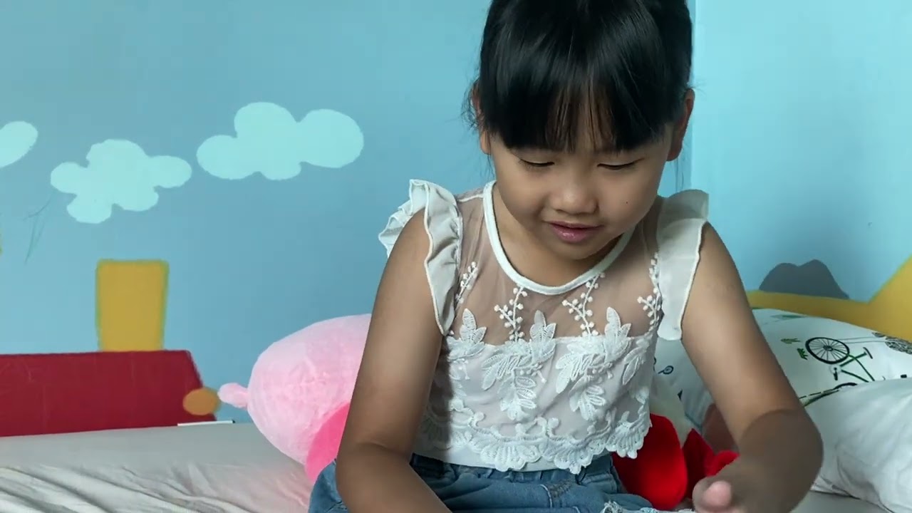 Udah rapi malah main gadget / LamSzeSze 