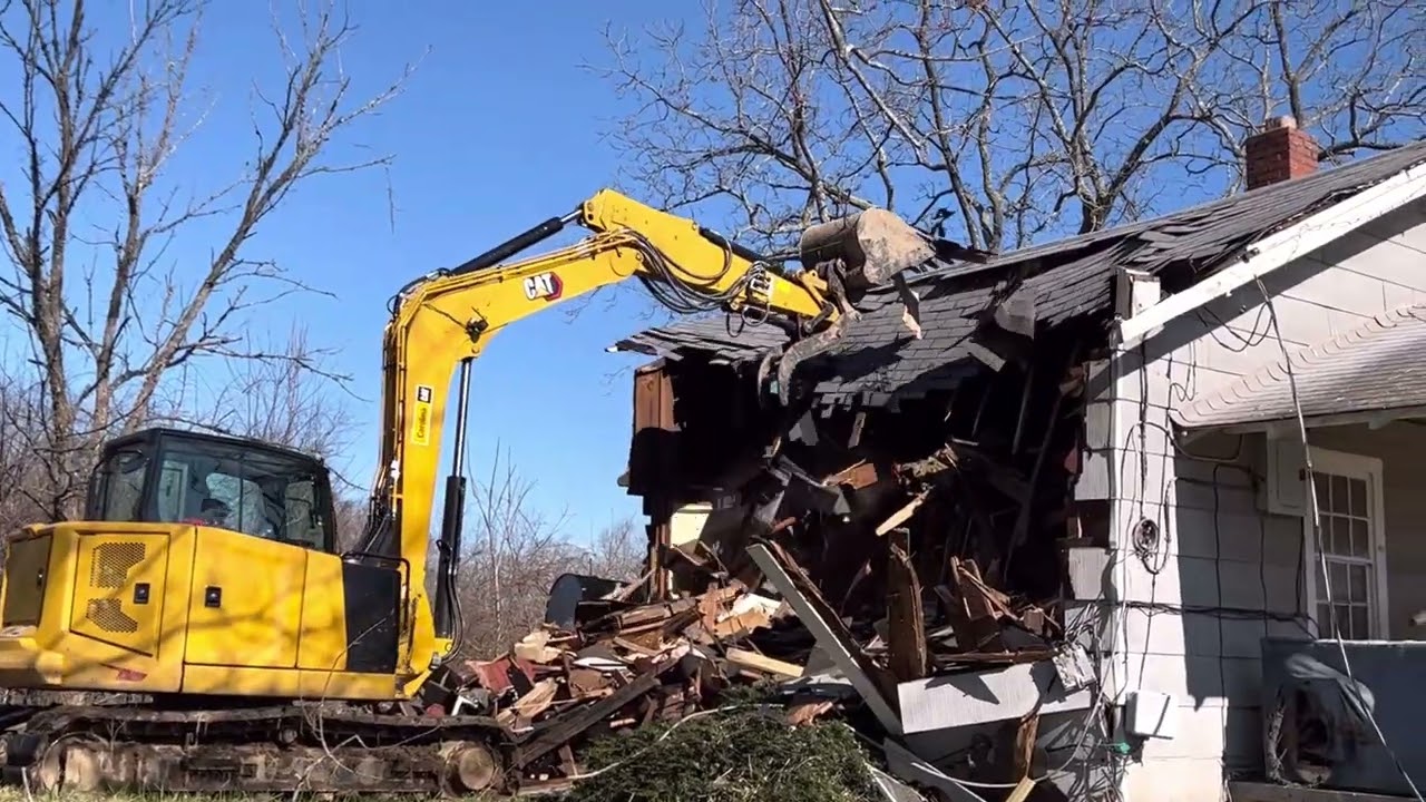 Demolition of house with Cat 309 cr excavator