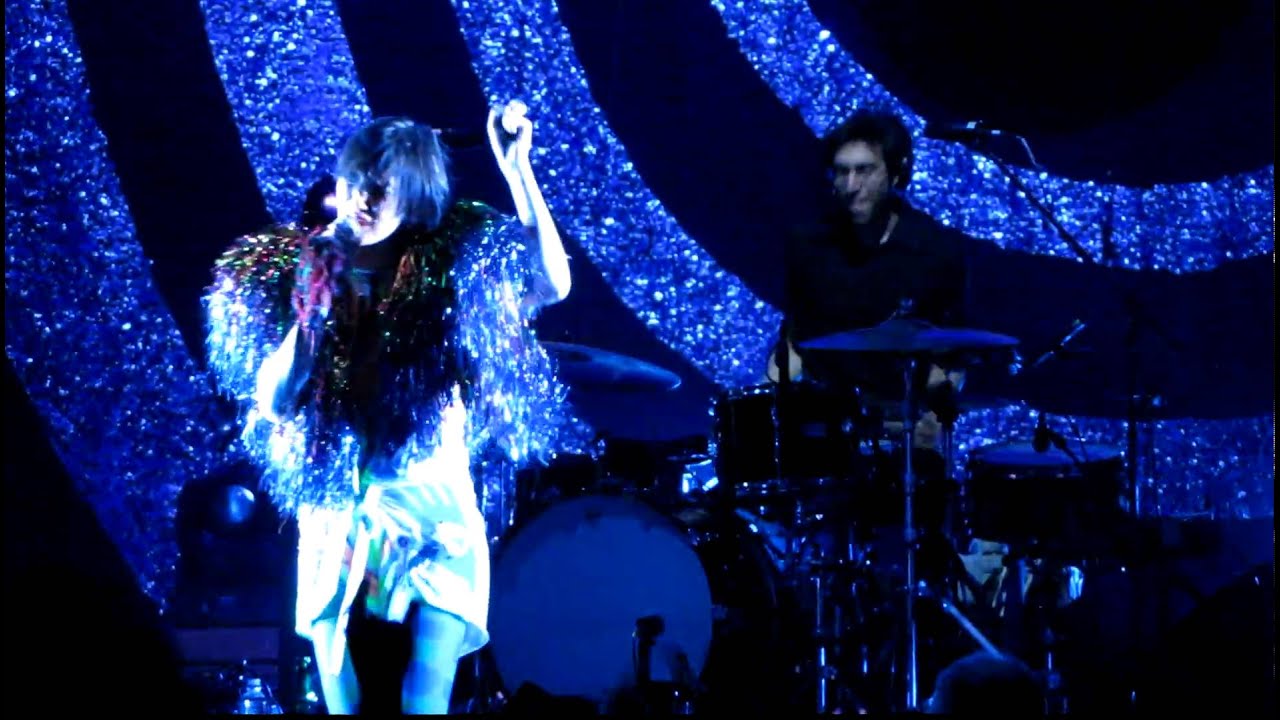 Yeah Yeah Yeahs - Turn Into (HD) Live in Singapore 12 Jan 2010