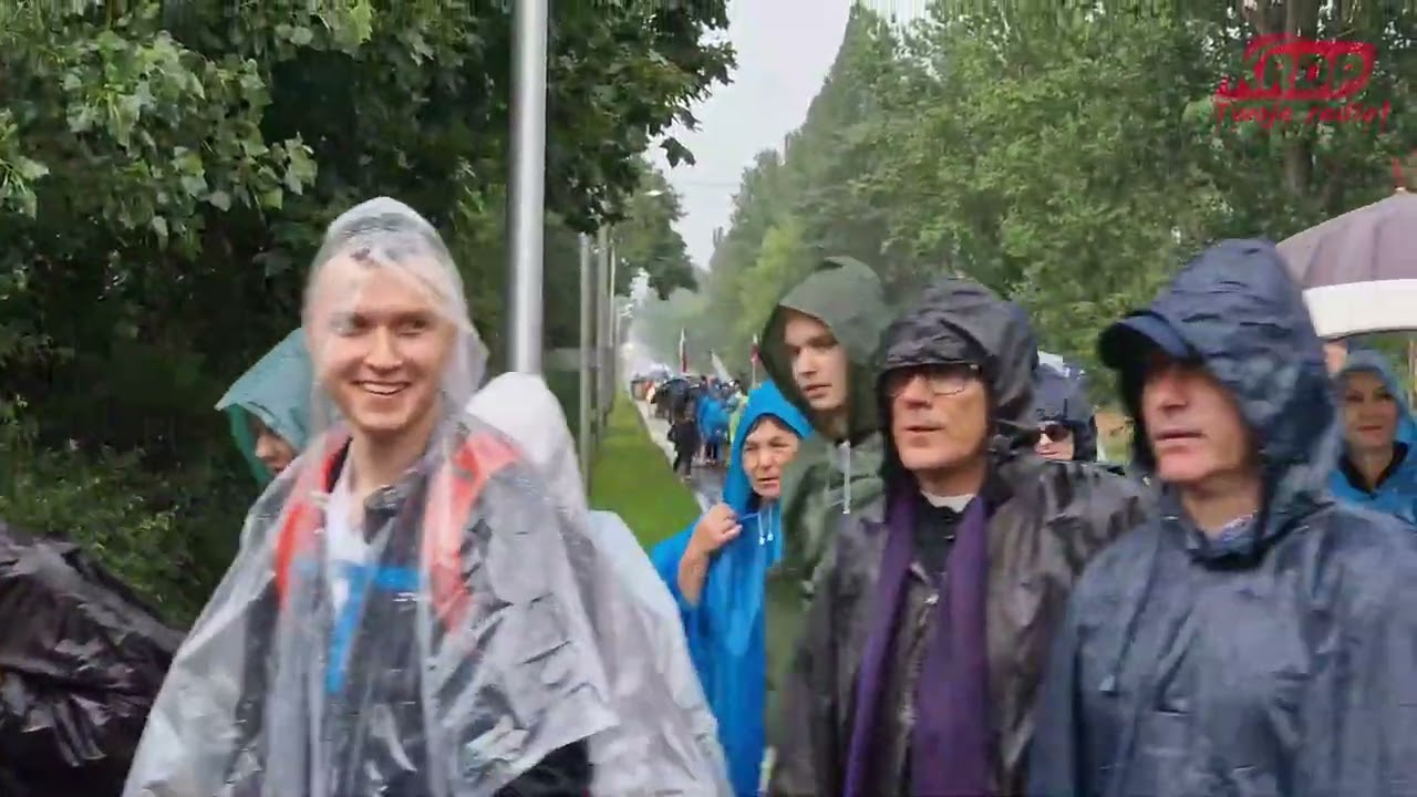 41 Piesza Pielgrzymka Płocka na Jasną Górę, opuszcza Płock w deszczu...