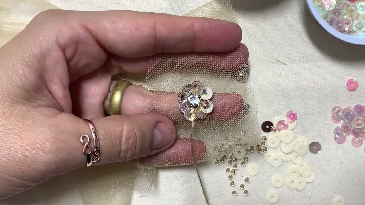 Como fazer uma Linda Flor de Paetê/Aprenda Bordado de Pedraria/Viviane Rainer