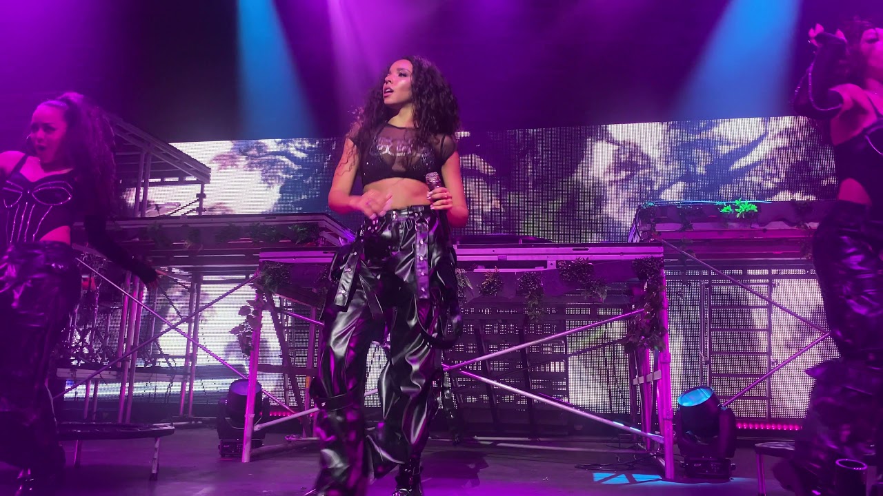 Tinashe performing Bouncin live at The Novo