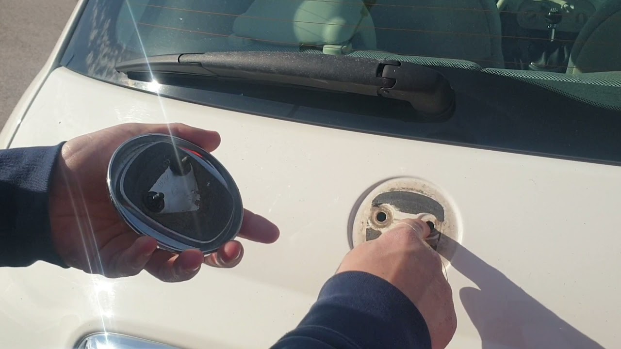 Come sostituire stemma posteriore Fiat 500