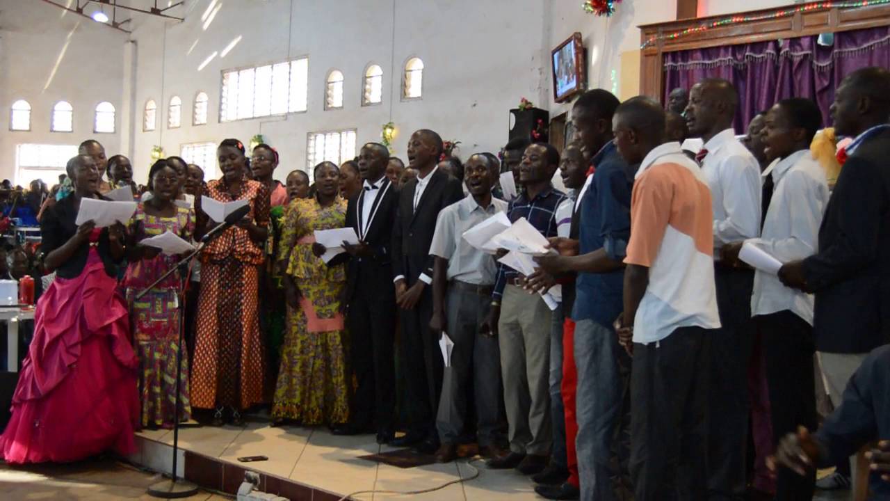 LA CHORALE DU CAMPUS DE L'UNILU CHANTENT LORS DE LA FETE