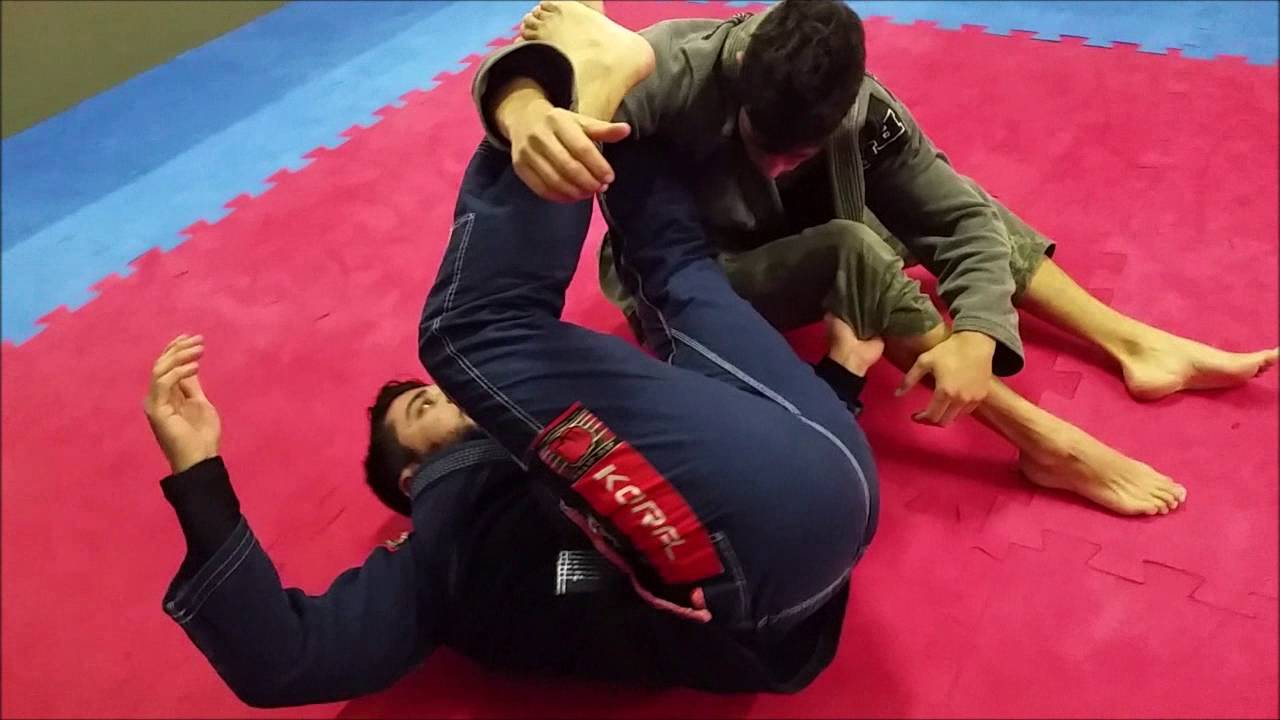 Jiu Jitsu - 557/QG - Giro para o Triângulo partindo da Passagem de Guarda da Emborcada