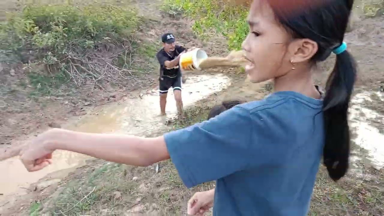 មិននឹកស្មានថាទឹកតិចប៉ុណ្ណឹងសោះមានត្រីដែរ