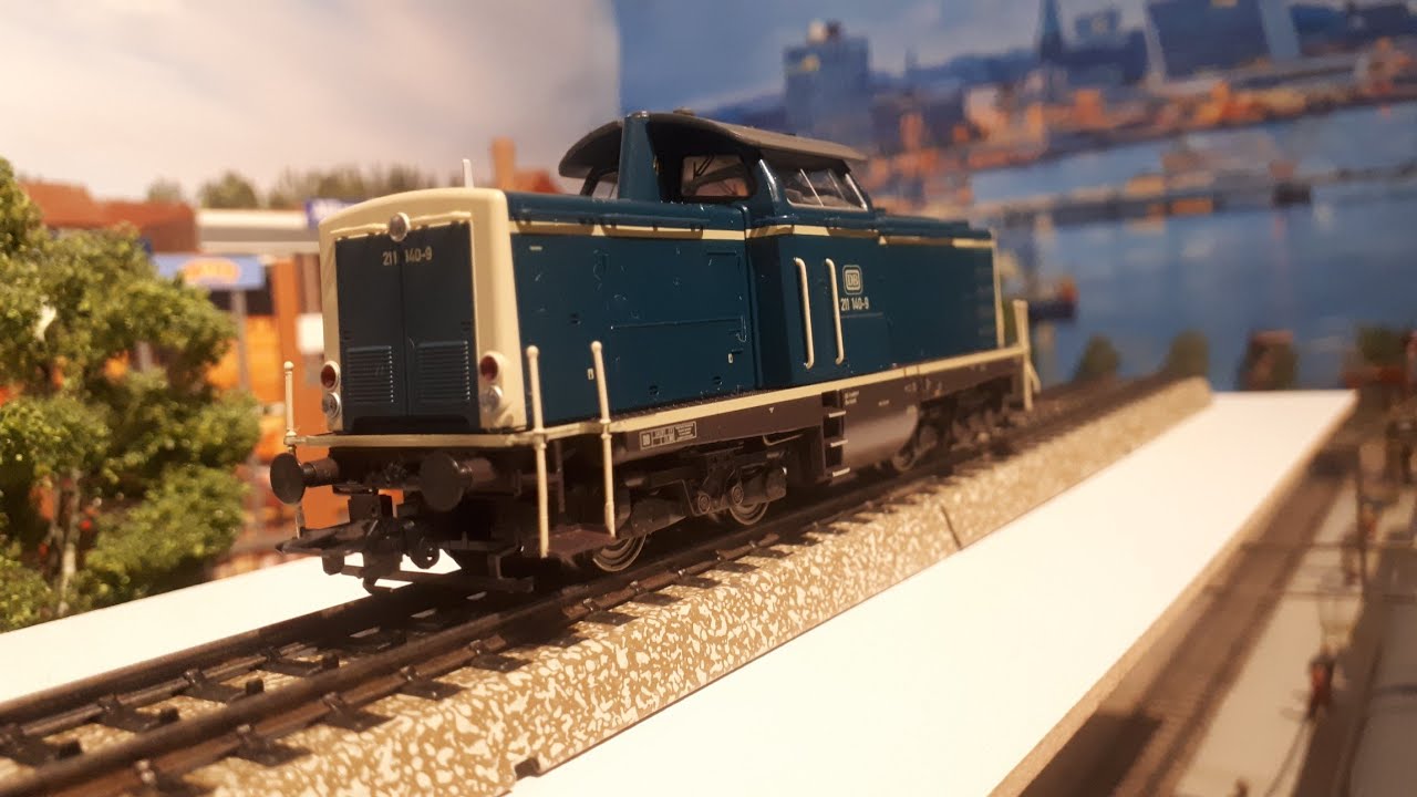 Die kleine Märklin Bundesbahn-Anlage. Ein Neuzugang: Br 211 140-9. 