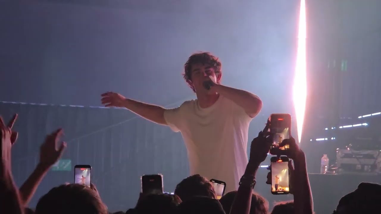 Ian - Aw Shit Live @LaMadeleine Brussels The Gap Year Tour 
