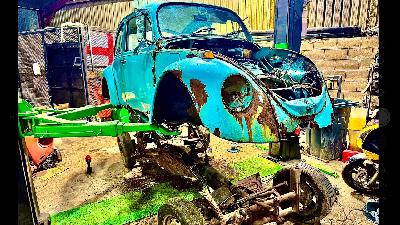 VW Beetle Body shell Removal with 1 person Is this Classic car fixable? Restoration ep2
