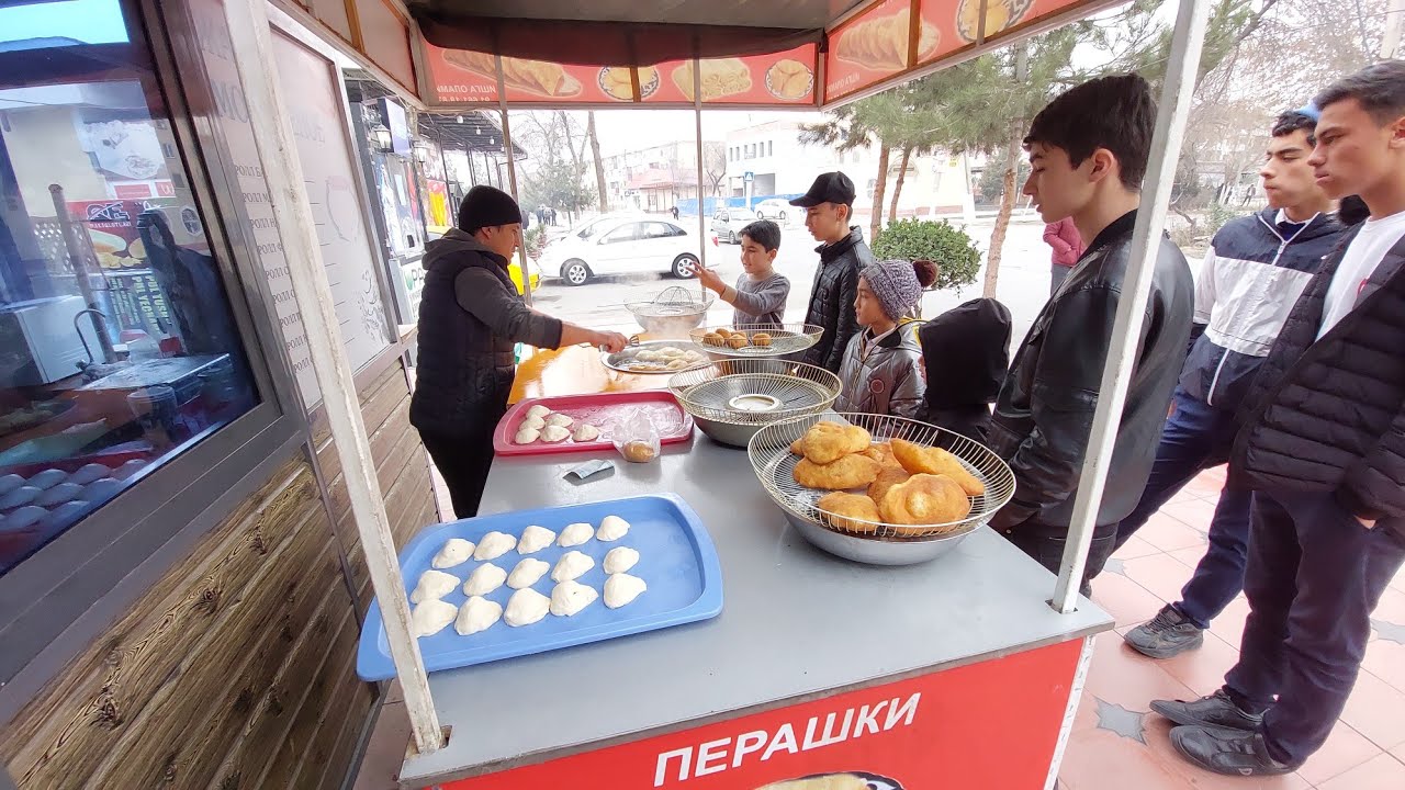 Уличная еда пирожки на улице продаются перашки узбекский Перашки из картошки перашки из мяса