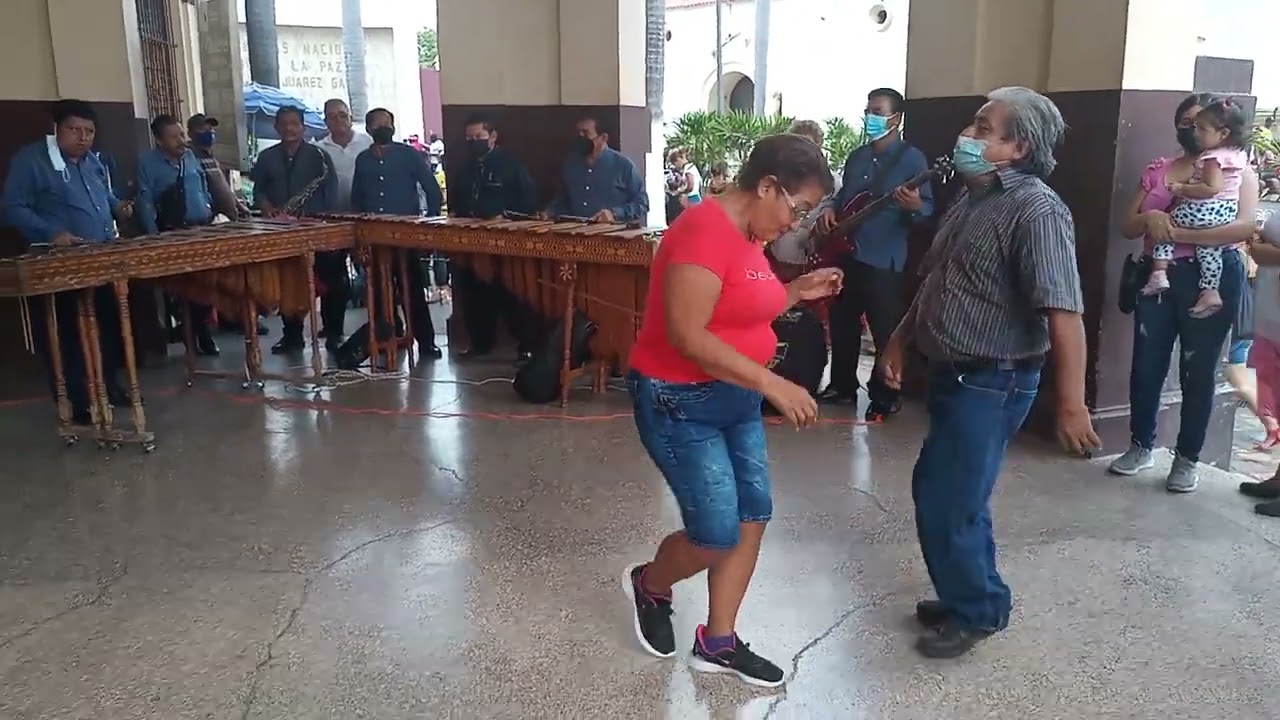 QUE HERMOSO TOCA LA MARIMBA CORONA DE TAPACHULA 😚😘❤💓💕🌹