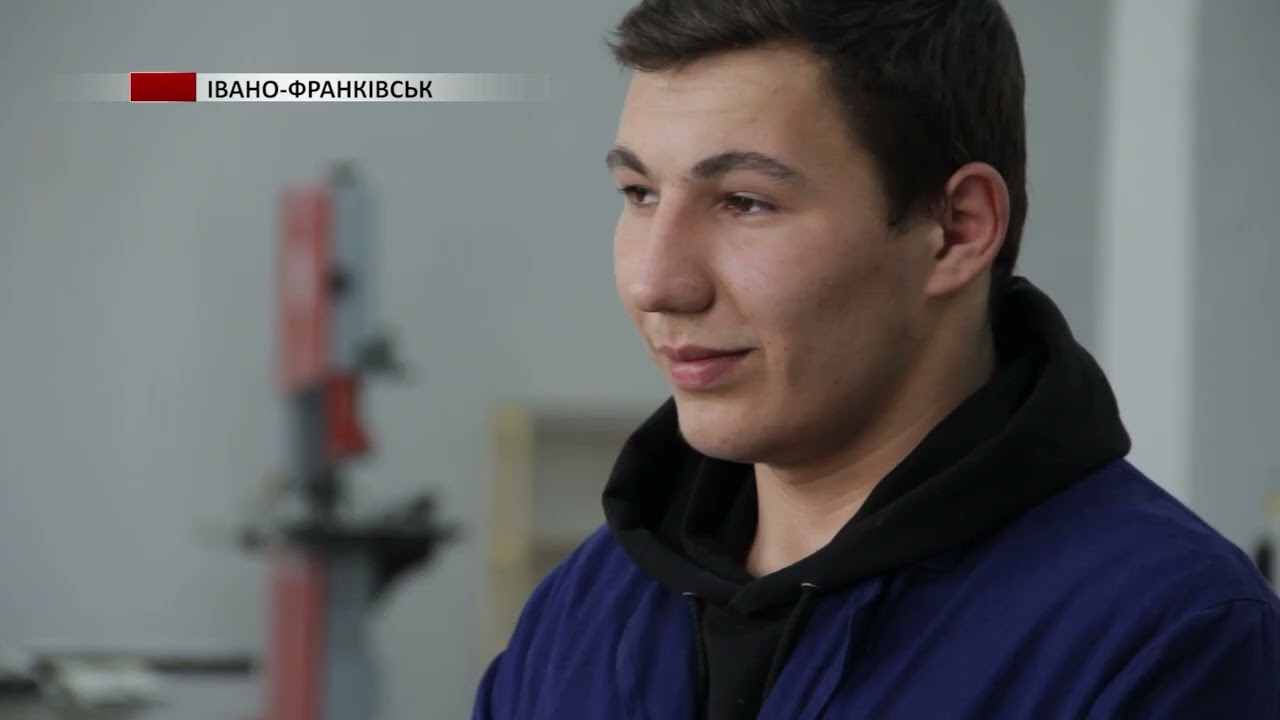 Майстри та учні Івано-Франківського професійного училища №3 виготовляють меблі для ЗСУ